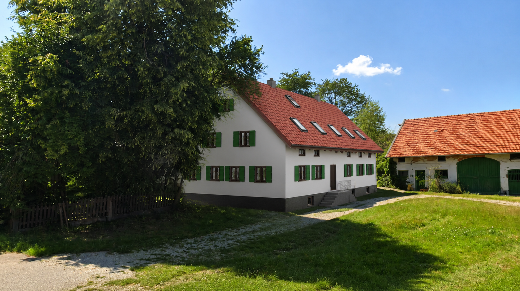 Fertiggestellte Au&szlig;enansicht des sanierten Bauernhauses