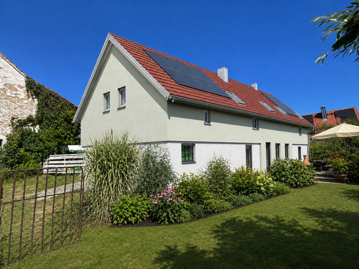 Fertiggestellte Loftwohnungen in der Gartenumgebung